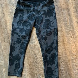 Lululemon cropped leggings black and grey floral 6